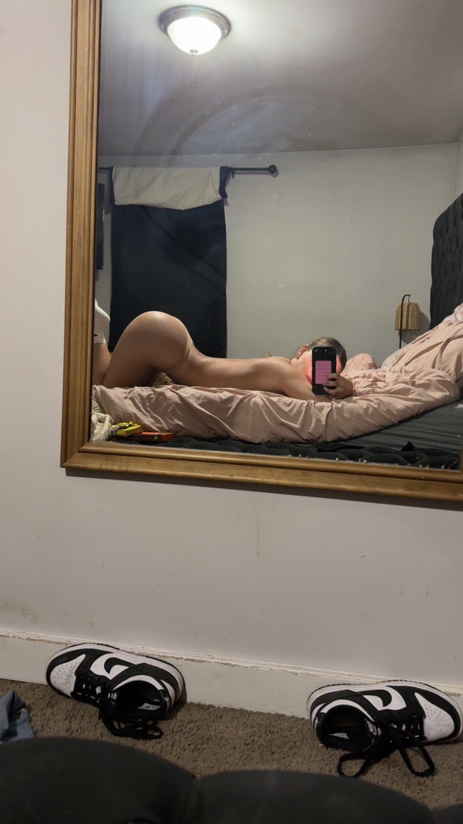 _saamxoxo_'s tweet photo. Wyd on this Friday night? https://t.co/jq3JN6y4P0