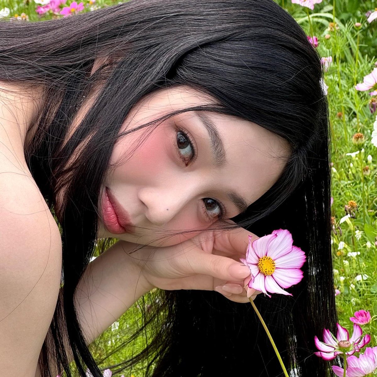 joyisthetics's tweet photo. @/_imyour_joy’s new look:
- new profile picture
- new bio from 🌹 to 🌷
- removed cosmic highlight, only “HELLO” highlight remains https://t.co/p6ZT5fDt9G