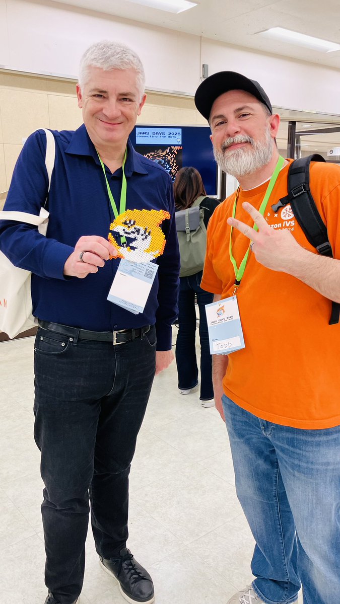 AWSエバンジェリストのJeffさん、AWSデベロッパーアドボケートのToddさんがJAWS-UGアイコンと一緒に映ってくれました🦈
 #jawsug #jawsdays2025
