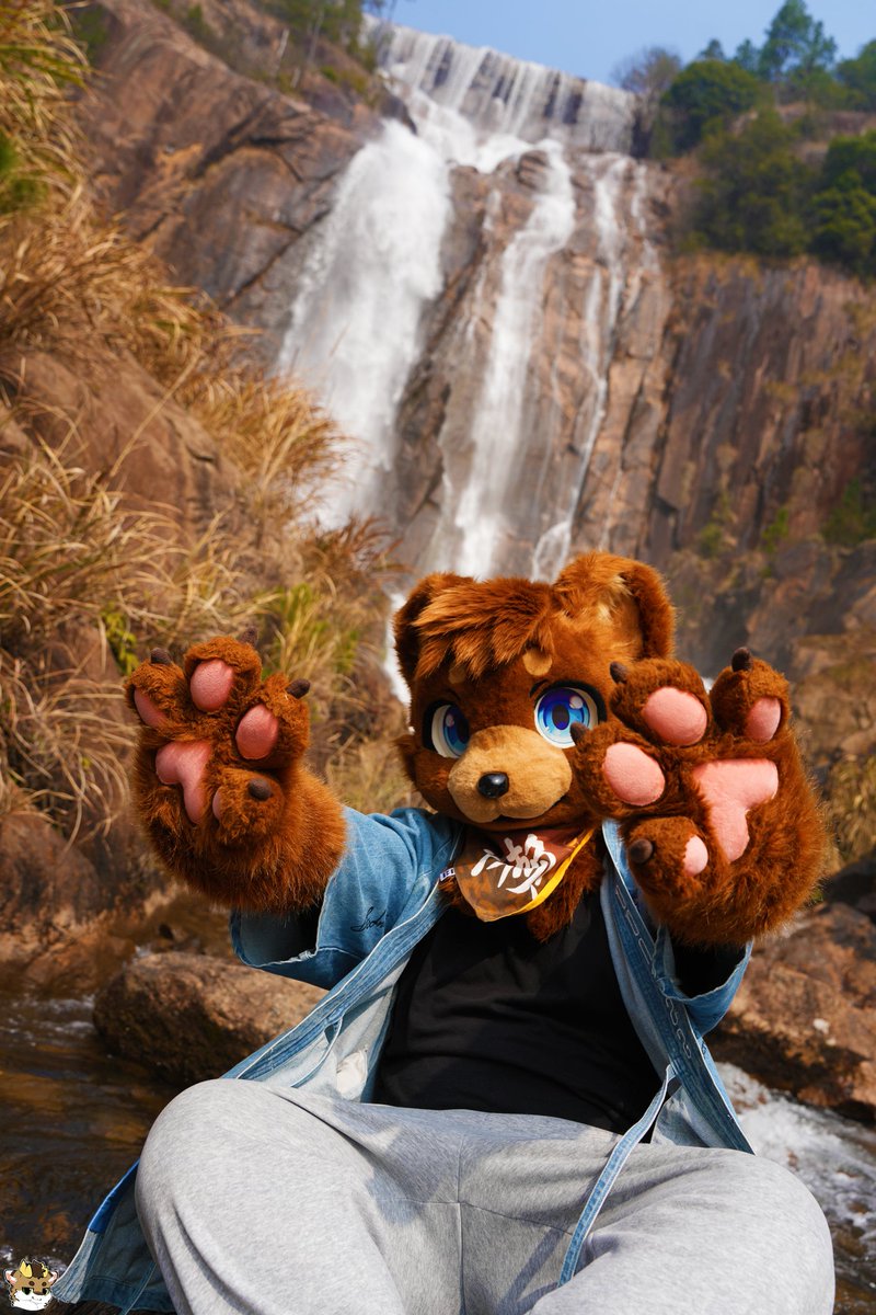 第一次带毛爬山！去了中华第一高瀑，风景超棒的！
📷:@穆雷
#FursuitsFriday