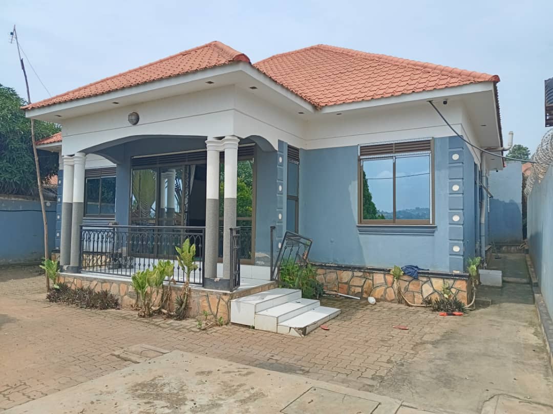 KMT_properties's tweet photo. Beautiful ❤️ home 🏠 up 4 sale
Location #Seeta_Along Namugongo rd (Bajjo village)
👉 very nice & developed neighborhood
👉Has#3bedrooms#2bathrooms
Plot measuring #12decimals(50*100fts) titled
At only #230m ugx
Inbox 📥 me interested parties
+256786396665 https://t.co/vhXFMjaODQ