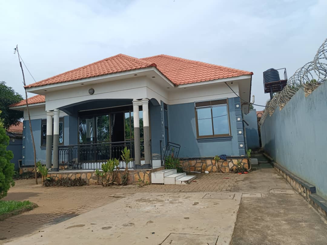 KMT_properties's tweet photo. Beautiful ❤️ home 🏠 up 4 sale
Location #Seeta_Along Namugongo rd (Bajjo village)
👉 very nice & developed neighborhood
👉Has#3bedrooms#2bathrooms
Plot measuring #12decimals(50*100fts) titled
At only #230m ugx
Inbox 📥 me interested parties
+256786396665 https://t.co/vhXFMjaODQ