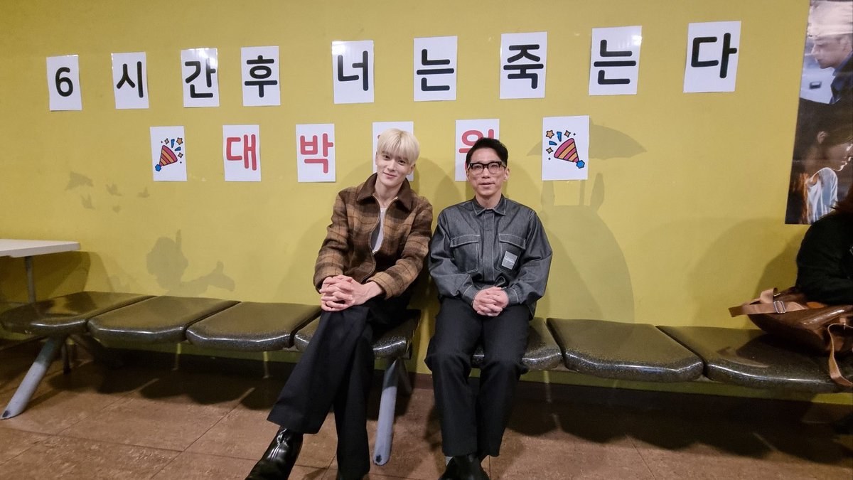 ⬇️이 사진에서 재현이는                  ⬇️이 카메라 봤나봐