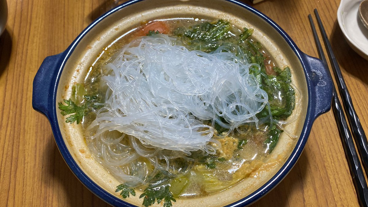 hanamaninora's tweet image. 母はとんこつ鍋はるさめにした。