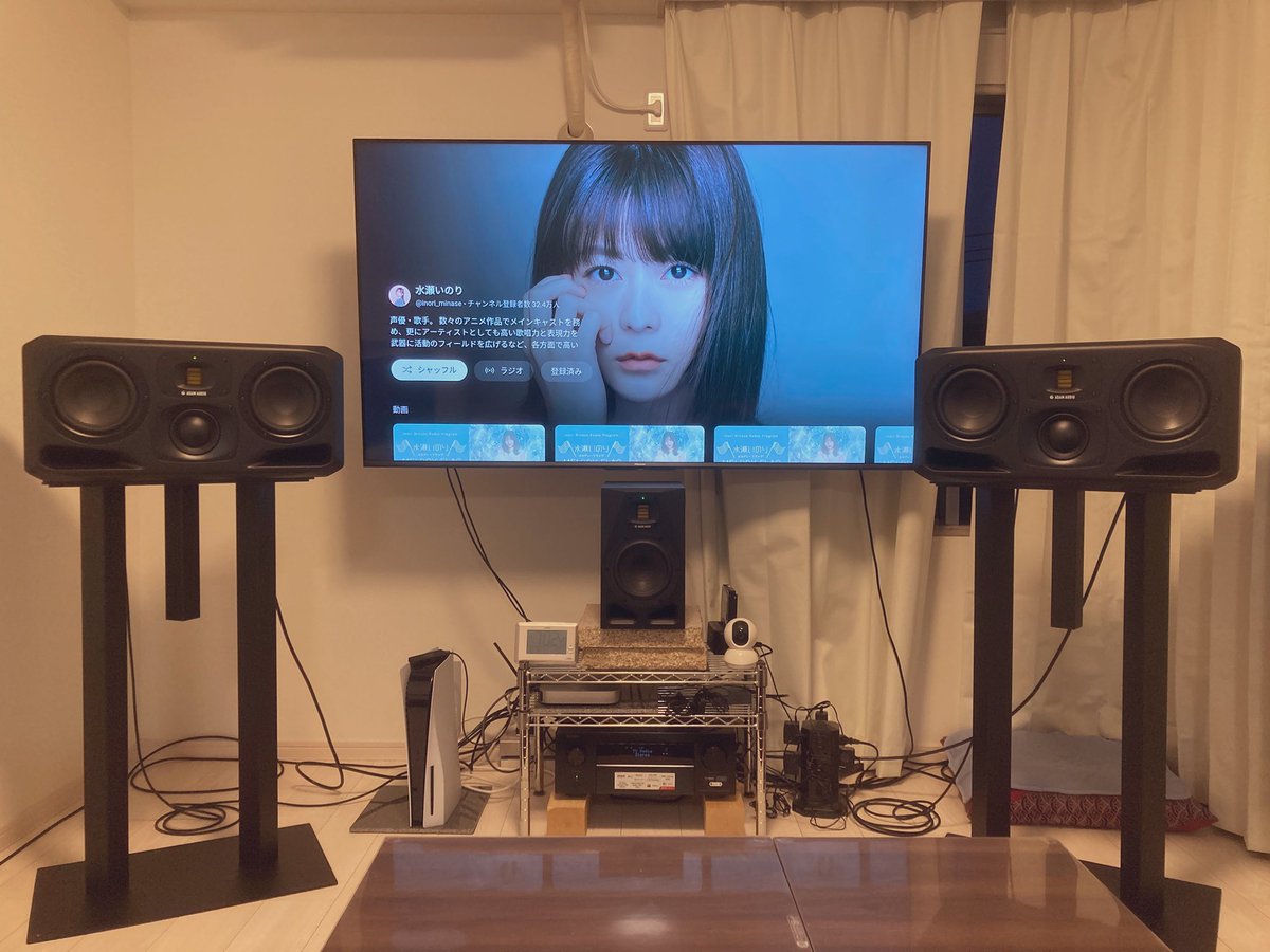 Dragon__ST's tweet image. 自分のリビングを紹介します。

スピーカー
メインのLRがADAMのS3HでセンターとリアはA7Vでウーファー無しですがサラウンドを構築しています！

スタンド
TAOC_MSTP-W09HB
&amp;amp;
WST-C60HB

アンプ
DENON_AVR-X4700H

ケーブル
MOGAMI_2534

電源
オヤイデMTS6Ⅱ
kojo_メドューサ

#ADAMAudio #S3H #DAW