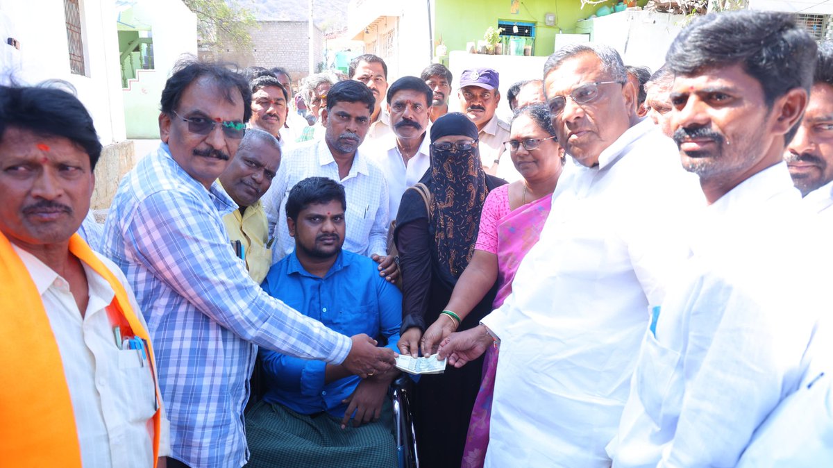 KJSPReddy's tweet photo. ఈరోజు ప్యాపిలి మండలం గుడిపాడు గ్రామంలో  ఎన్టీఆర్ భరోసా పింఛన్ పంపిణీ కార్యక్రమంలో పాల్గొన్న గౌరవనీయులు డోన్ ఎమ్మెల్యే శ్రీ కోట్ల జయ సూర్య ప్రకాష్ రెడ్డి గారు...!!
#KotlaJayaSuryaPrakashReddy  
#ntrbharosapension 
#IdhiManchiPrabhutvam 
#pensionpandugainap 
#Narachandrababunaidu https://t.co/z4zGgVNhEu