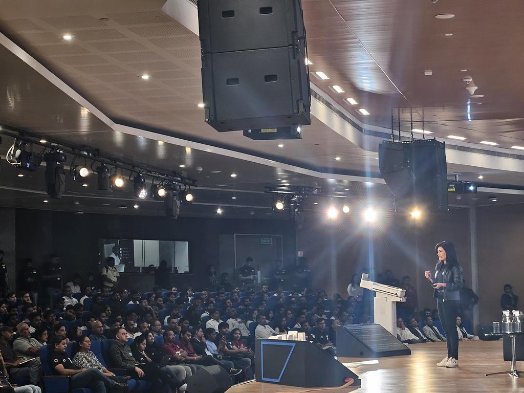 saplabsindia's tweet image. .@gangadharansind MD, SAP Labs India kicked off the year&apos;s first #SAPInsideTrack with 1500+ attendees from the community, highlighting SAP’s impact-driven approach with #BusinessDataCloud leveraging #AI &amp;amp; integrating cross-functional capabilities to empower businesses. 🚀 #sitBLR