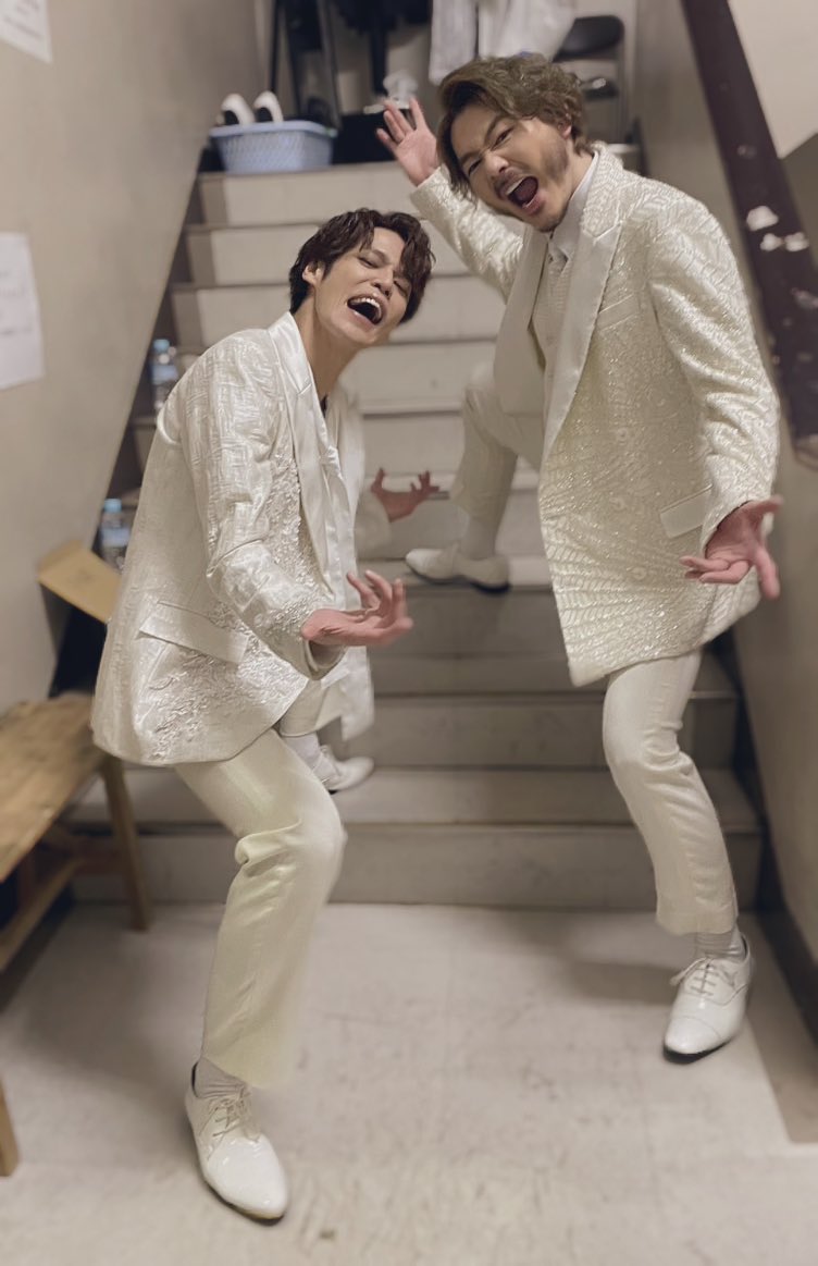 V_T_Sato's tweet photo. 帝劇コンサート
「THE BEST」

今回の帝劇コンで
とても仲良くなったマモマモ♪

ヴァンパイア風ショット
ディオの世界を真似したショット
(なんか全然似てない)

またご一緒出来る日を楽しみに
しています♪

#宮野真守
#佐藤隆紀
#帝劇コン
#猫撫で声で
#マモマモ
#シュガシュガ
#キモキモ https://t.co/JpQNHFpHXQ