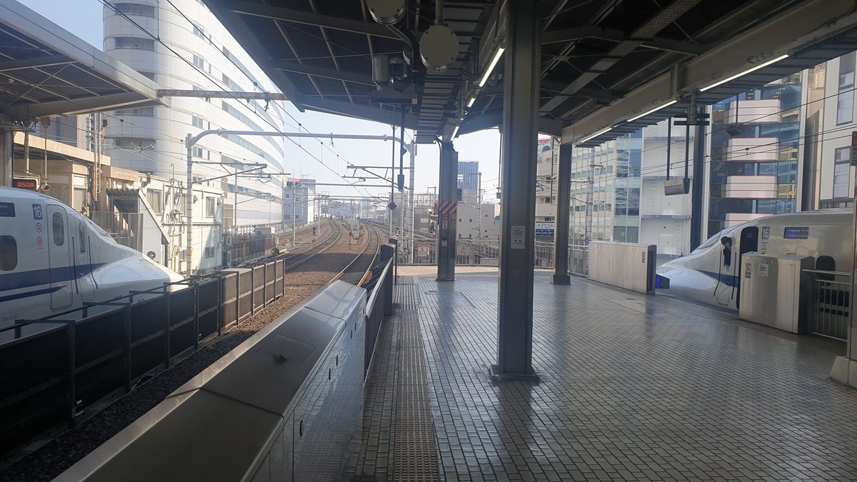 PiotrMalepszak's tweet image. Linia kolejowa Tokaido Shinkansen. Kolejowa perfekcja pod względem funkcjonalnym i technicznym. Legendarna punktualność z opóźnieniami liczonymi w sekundach i podkłady kolejowe z czasów jej budowy. Prostota wielu rozwiązań i najwyższy poziom bezpieczeństwa w historii transportu.