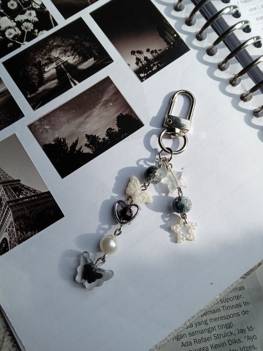 sprziklez's tweet photo. hi, aku mau open pre-order keychain dan phone strap ini, ada yang mau di tags kalo sudah open? kindly drop "@" kalian ya #zonauang https://t.co/EvHNkUpIIB