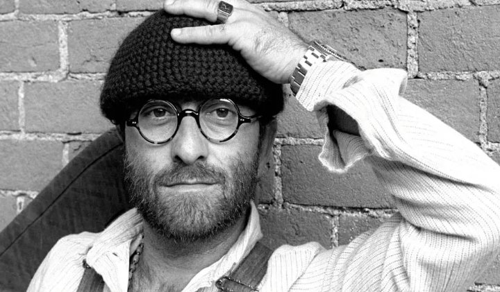 aforista_l's tweet image. "Se io fossi un angelo
Con lo sguardo biblico
Li fisserei:
Vi do due ore
Due ore al massimo
Poi sulla testa vi piscerei
Sui vostri traffici
Sui vostri dollari
Sulle vostre belle fabbriche
Di missili..."

Ricordando Lucio Dalla, morto il #1marzo 2012.