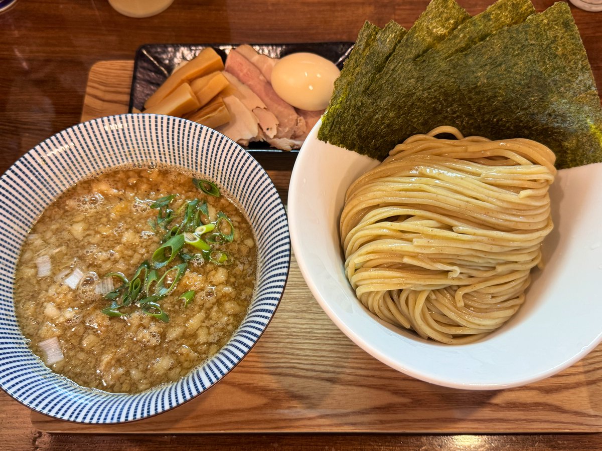 QaPoy7's tweet image. ボンヤリしてたらいつの間にか14時回ってる(((;°Д°;))))ｷﾞｬｰｯ

そんな麺難民に14:40L.Oの強い味方 #SINCHAN 

魚豚つけ麺
大盛大盛 愛情盛り400g

麺だけでも、少しだけつけ汁に浸してもドボンしても美味い( ﾟДﾟ)ｳﾏｰ
三種のチャーシューとごんぶとシナチクで味変ｺﾞｿ━(人&amp;gt;▽&amp;lt;｡)━ｻﾏｯ