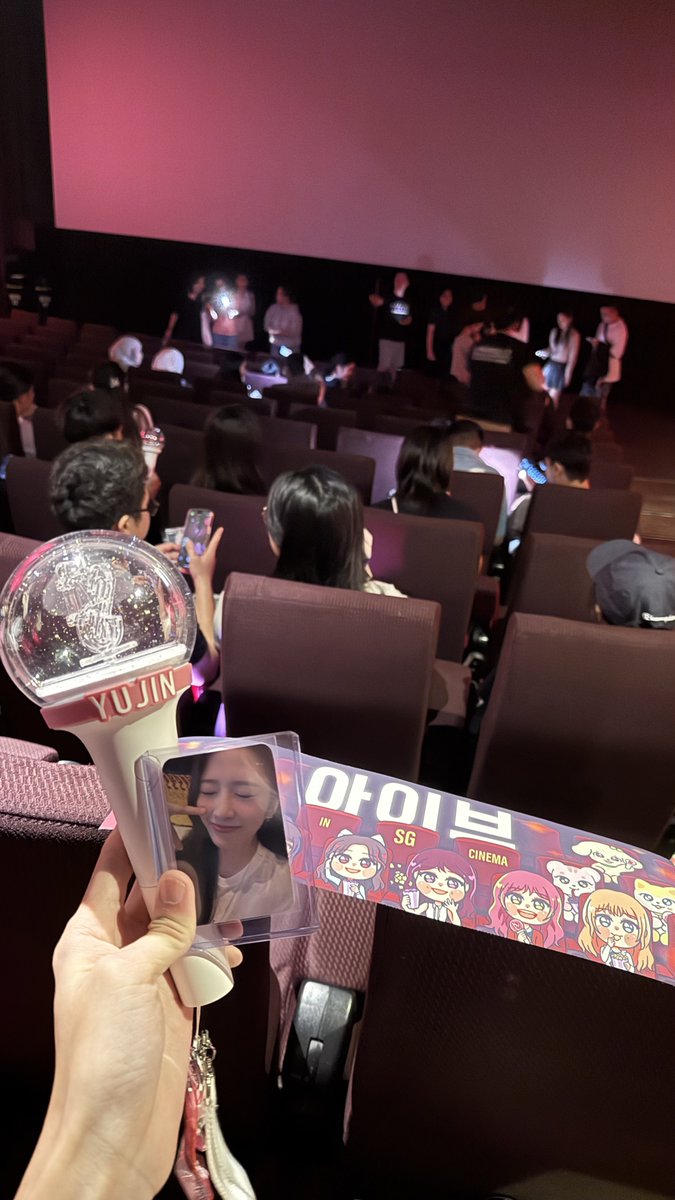 kissofyujin's tweet photo. IVE THE 1ST WORLD TOUR in CINEMA Singapore Screening #IVE #아이비 #SWIH #SHOWWHATIHAVE https://t.co/J9j3OIG60T