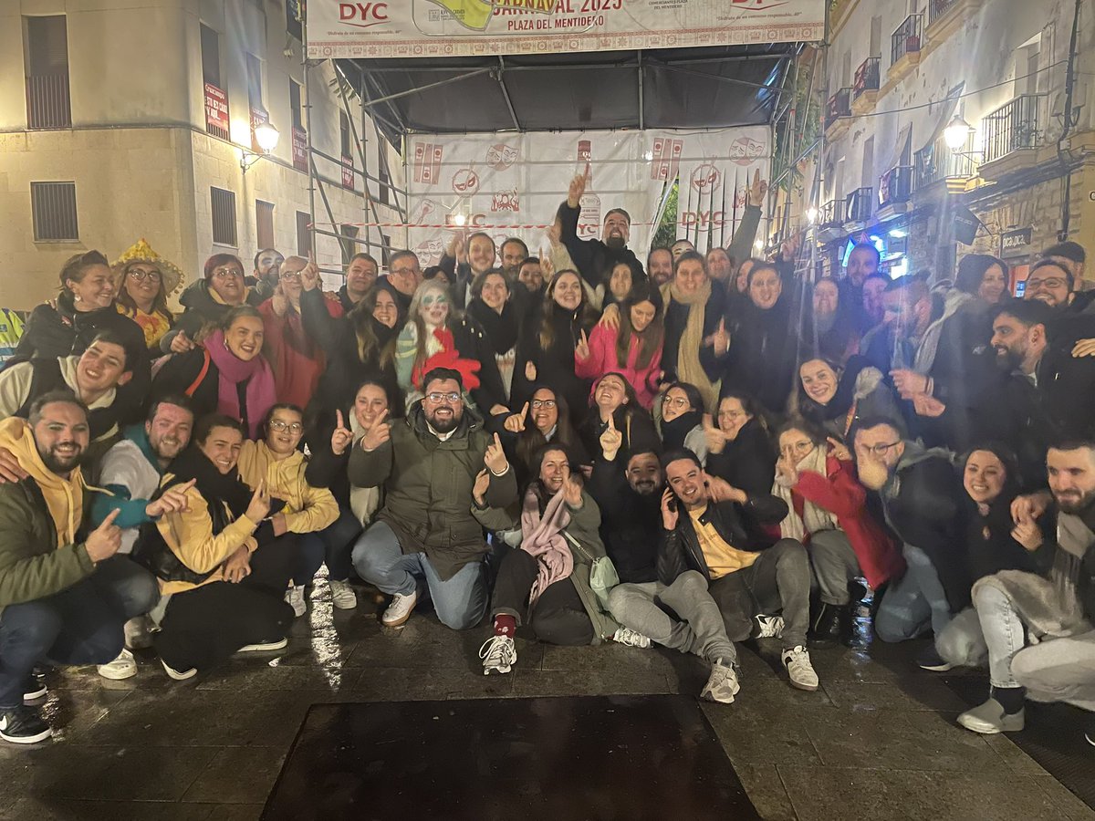 EstudiantesCoro's tweet photo. 𝗣𝗥𝗜𝗠𝗘𝗥 𝗣𝗥𝗘𝗠𝗜𝗢 𝗗𝗘𝗟 𝗙𝗔𝗟𝗟𝗔

¡EL GALLINERO! 🎭🐔

Gracias, gracias y más gracias 

#PrimerPremio #LaReinadelCorral #CorodelosEstudiantes https://t.co/p8Ju0OkJwQ