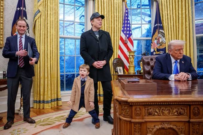 thatkirstylang's tweet image. Where’s Elon’s #suit and tie? That looks like a T-shirt . #OvalOffice #dresscode