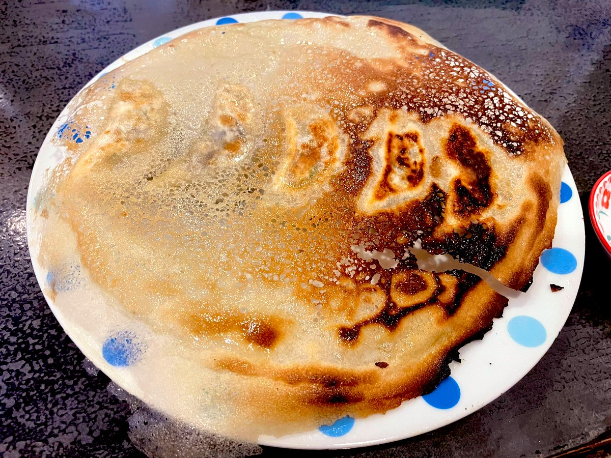 suyunsuyun777's tweet image. 今日のランチはお久しぶりのお店で。
めがみつけ麺大盛りと、昨日先輩から貰ったクーポンで餃子も発注です。
餃子は羽根強めの！美味い！
大盛りが無料ってのも嬉しいですよね。
大満足で、ご馳走様でした！
#函館ラーメンガイド
#本通
#めがみ麺神