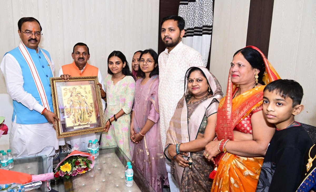 kpmaurya1's tweet photo. झांसी के निवर्तमान जिला अध्यक्ष श्री जमुना प्रसाद कुशवाहा जी के आवास पर पहुंचकर उनकी सुपुत्री के शुभ विवाह समारोह में सम्मिलित हुआ एवं वर-वधू को शुभाशीष प्रदान किया। ईश्वर से उनके सुखमय एवं मंगलमय दांपत्य जीवन की कामना करता हूँ।

परिवार के स्नेह एवं आत्मीय स्वागत के लिए हृदय से आभार!