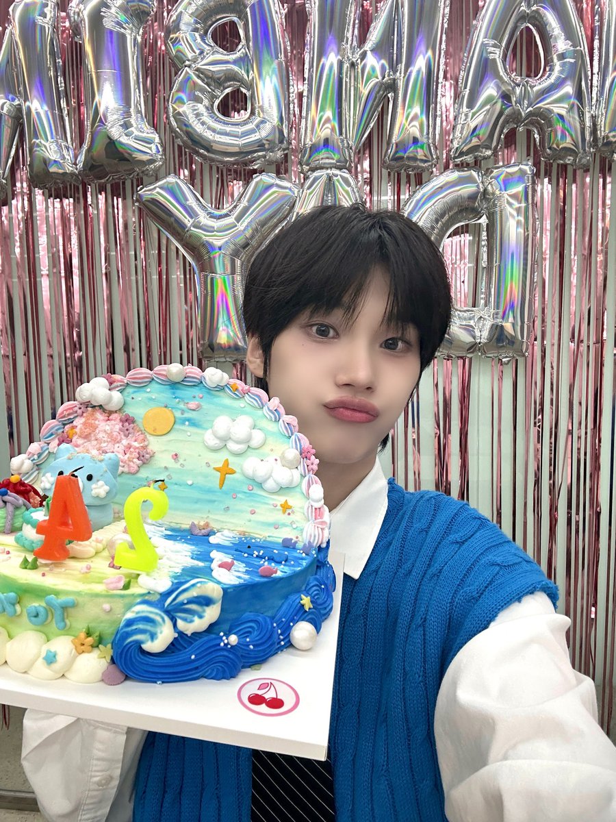 EVNNE_official's tweet photo. [📸]
❤️ HAPPY HANBIN DAY ❤️

한빈이가 젤루 좋은 이븐이들과
엔브들이 만들어준 행복한 생일파티🎂

#EVNNE #이븐
#HAPPYHANBINDAY
#한빈이가_열어주는_봄
#한빈이랑_함께하기_좋은_3월 https://t.co/bodcSMEAmI