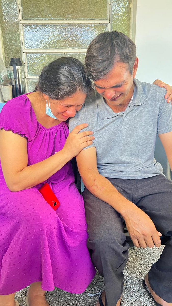 El dolor de Rosi y Abelardo, los padres del recién nacido que espero 12 horas por UTI. El bebé falleció esta madrugada en el Materno de Trinidad. Fue trasladado de Villarrica ya que la unidad inaugurada el 20 de Febrero pasado fue desmontada luego de la foto oficial.