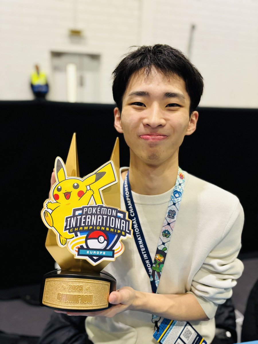 この度、アルトワイズは
2025 Pokémon Europe International Championshipsで優勝🏆したおかぴー選手とポケカプロとして専属契約を締結致しました。

おかぴー選手と一緒にポケモンカードの楽しさをより普及させるために、特に小学生や女性に対してポケモンカードの面白さを普及して参ります。