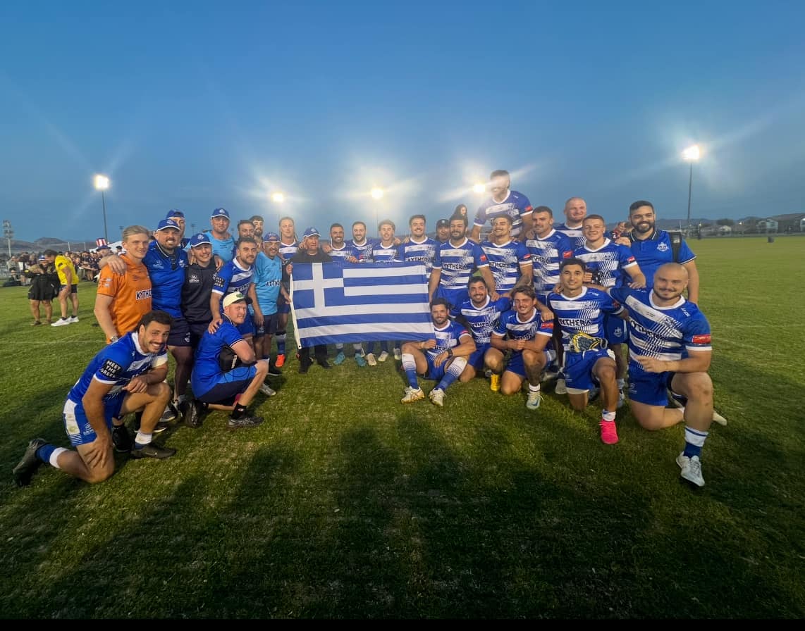 greekcitytimes's tweet image. VICTORY! 🇬🇷 The Greek Titans triumph over the USA Hawks 46-10 in Las Vegas! Here&apos;s the team celebrating with the flag. #RugbyLeague #IntRL #USA #Greece #USAvGreece #NRLVegas