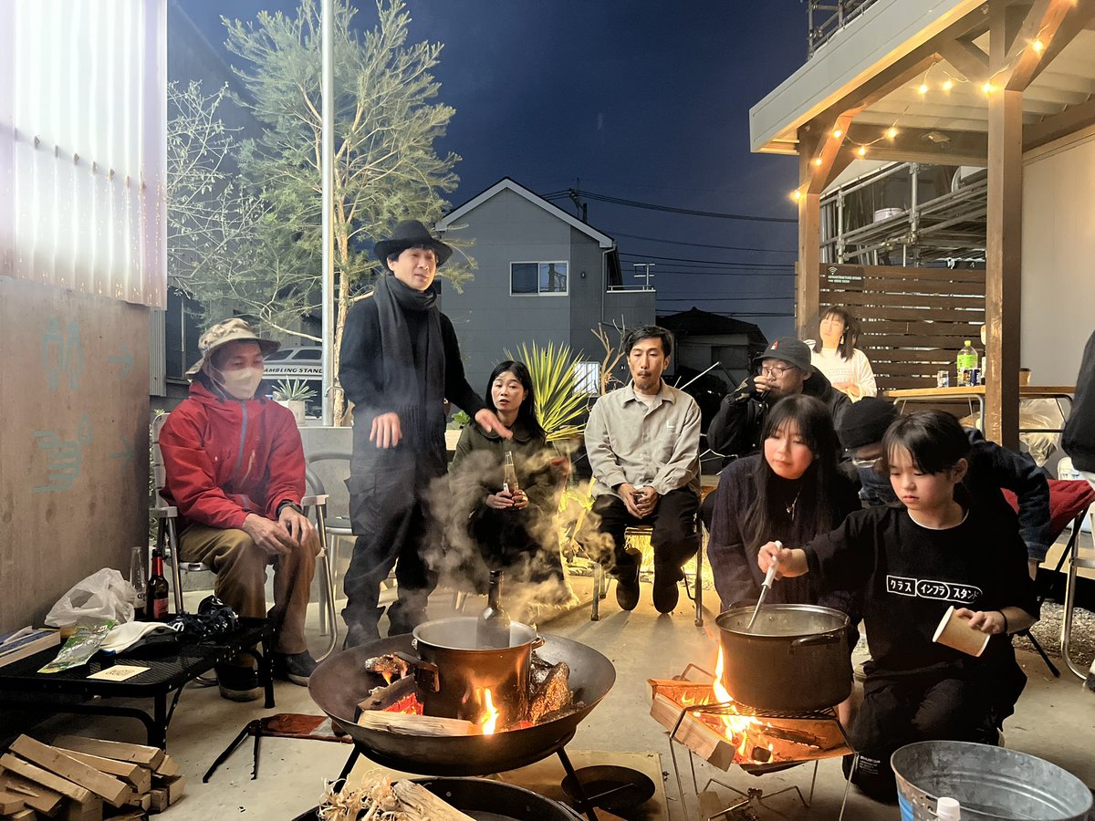 ryuji_fujimura's tweet photo. 杉戸のあとは所沢のインフラスタンドで開催される焚火会へ。所沢のプレイヤーが自然と集まるこの感じ、楽しい。企画して下さった小澤さん、ありがとうございます！ https://t.co/nIKJ44XSV0