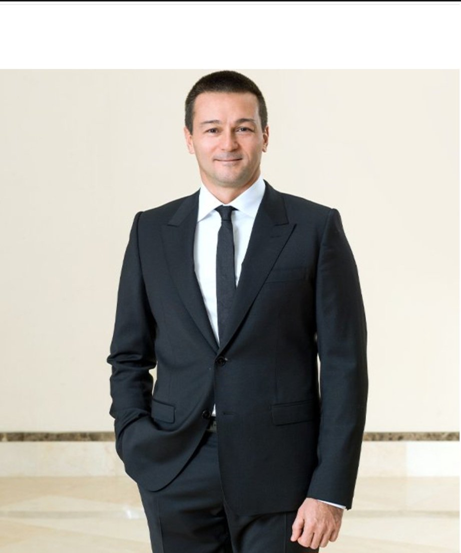 Bu eli yüzü düzgün, kişi kılıklı  Bekir Cem Köksal
 <a href="/zorluholdingtr/">Zorlu Holding</a> CEO su  imiş. 
Ramazan tebriği yayınlayan <a href="/Vestel/">Vestel</a> grup yöneticisine dinle işimiz yok diye ayar çekmiş.
Türkiye'de insanların kendi inançlarına elbet karışamayız, 
CEO Bekir Cem bey de istediği gibi inanır.
Ama