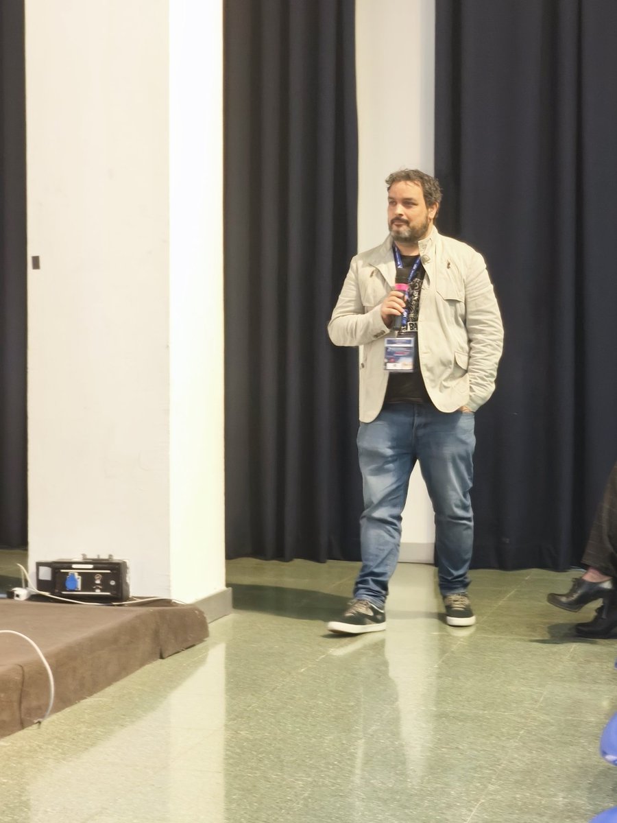 👉Hablamos de los sesgos y los puntos de débiles de la IA con <a href="/mamafarmaceutic/">Navidad Sánchez Marcos</a> 
<a href="/dr_santianespat/">Jesús Santianes</a> finaliza la sesión con preguntas sobre la aplicabilidad de la IA a la formación y crecimiento y desarrollo profesional. #SEMERGENSEFAC25 <a href="/AispuruRodrigo/">Rodrigo Aispuru</a> @ticsemergen