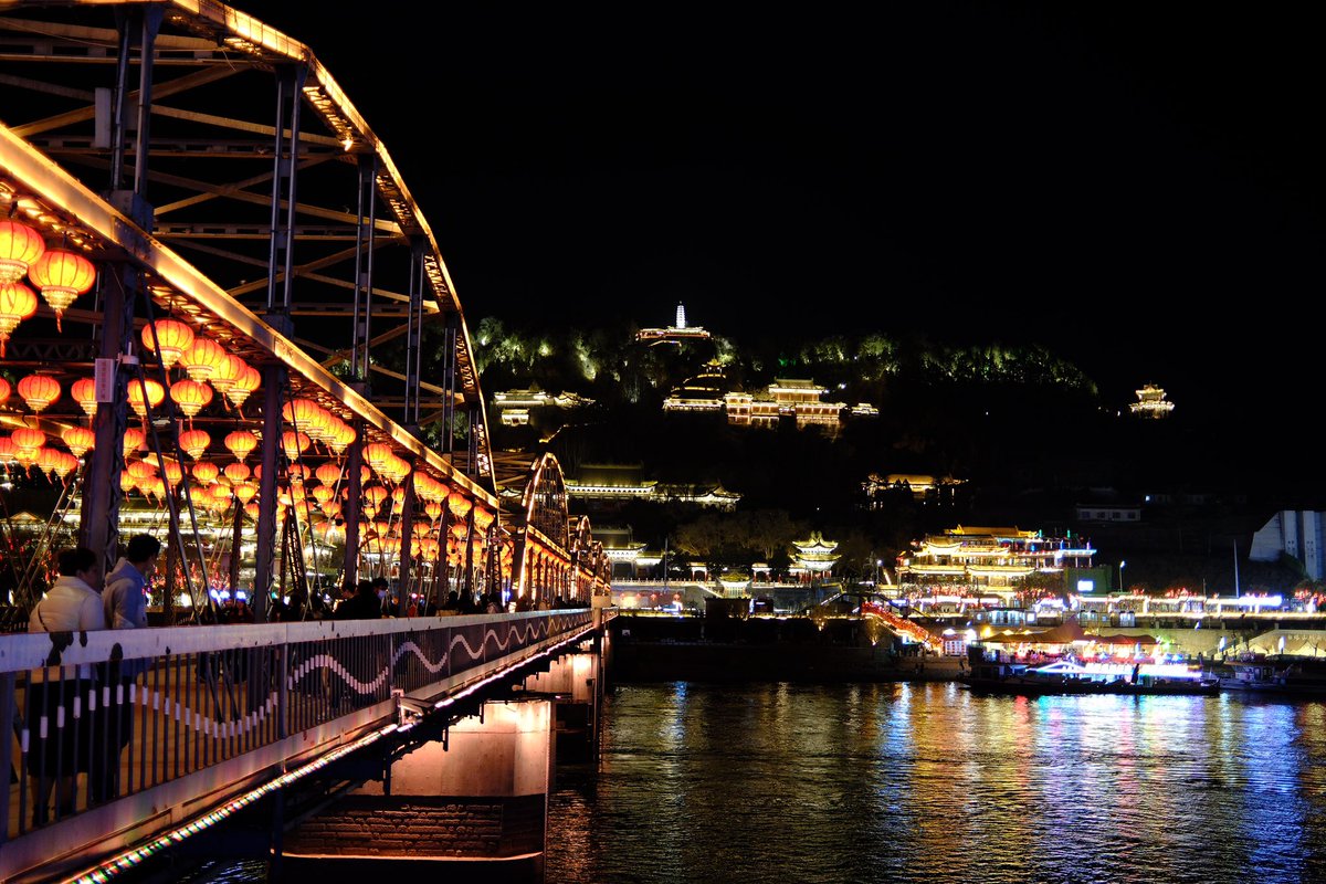 Danxia landform⛰️
Yellow River🌌
📍 Lanzhou, China