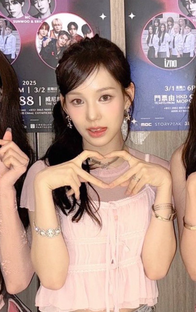 와 사랑님 오늘 수상 할 정도로 이국적으로 생기심 // 평소랑 메이크업이랑 렌즈가 달라서 그런가
새로운 얼굴이라서 또 설렛어요 //♡