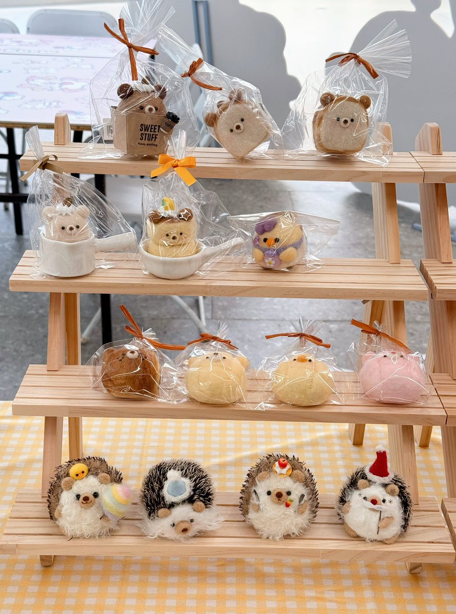 P_cicy's tweet photo. 能够在上海的手作展上买到cocoa room老师的作品真是太幸福了！带了我收藏的刺猬宝宝们去现场打卡拍照，还带回了甜点系列的作品！实在太开心啦！ https://t.co/F74pC22JF0