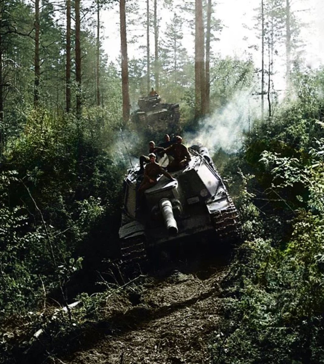 Un SU-152 del 2.º Frente del Báltico por una pista de  un bosque letón, 1944. #HistoriaBelica