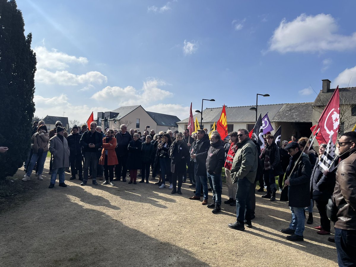 Une petite foule dense à Cintré près de #Rennes pour soutenir <a href="/AntonBurel/">Anton Burel</a> conseiller municipal independantiste de gauche agressé pour avoir refusé des saluts nazis dans sa commune !  #bzh #antifa