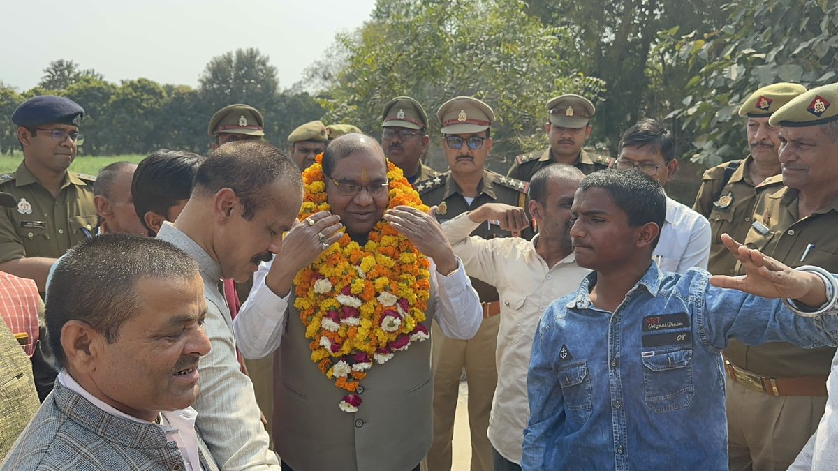 BrijLal_IPS's tweet image. आज ग्राम आलगनी नगर पंचायत रामसनेही घाट आया जहाँ मेरे सांसद- निधि से 35 लाख रुपये की लागत से सड़क बनाई गई है जो लखनऊ-अयोध्या जी हाईवे से गांव को जोड़ती है।यह गांव श्री अयोध्या जी का प्रवेश द्वार है। मैं प्रभु राम का कृतज्ञ हूँ जिन्होंने ने मुझे सेवा का आशीर्वाद दिया। जय श्रीराम !