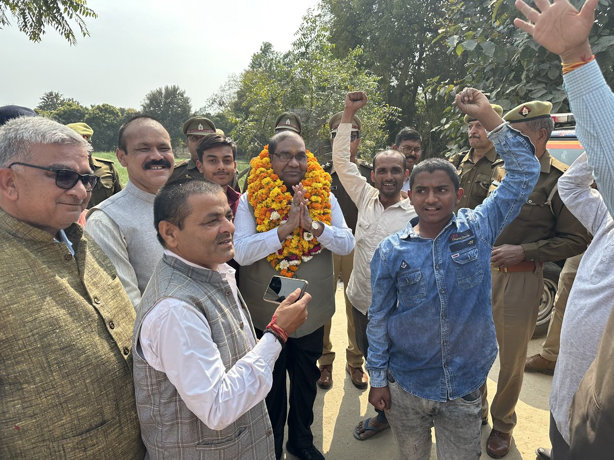 BrijLal_IPS's tweet image. आज ग्राम आलगनी नगर पंचायत रामसनेही घाट आया जहाँ मेरे सांसद- निधि से 35 लाख रुपये की लागत से सड़क बनाई गई है जो लखनऊ-अयोध्या जी हाईवे से गांव को जोड़ती है।यह गांव श्री अयोध्या जी का प्रवेश द्वार है। मैं प्रभु राम का कृतज्ञ हूँ जिन्होंने ने मुझे सेवा का आशीर्वाद दिया। जय श्रीराम !