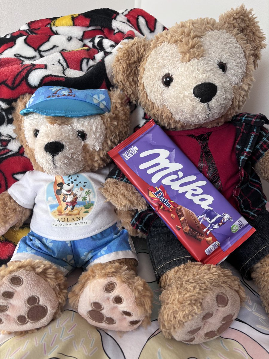 Yay, Aulani has come to visit Sis and me to tell me all about his vacation and how exciting it was to meet <a href="/FredTedOlga/">Fred & Ted 🧢</a> I’m  lucky bear as he brought me back some of my favourite chocolate 🍫