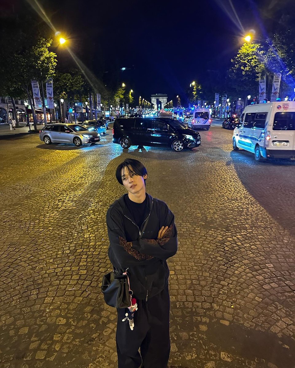 이런 느낌과 제가 파리에 갔을 때의 느낌을 합쳐 썼습니다
제가 파리를 참말로 좋아하거든요....