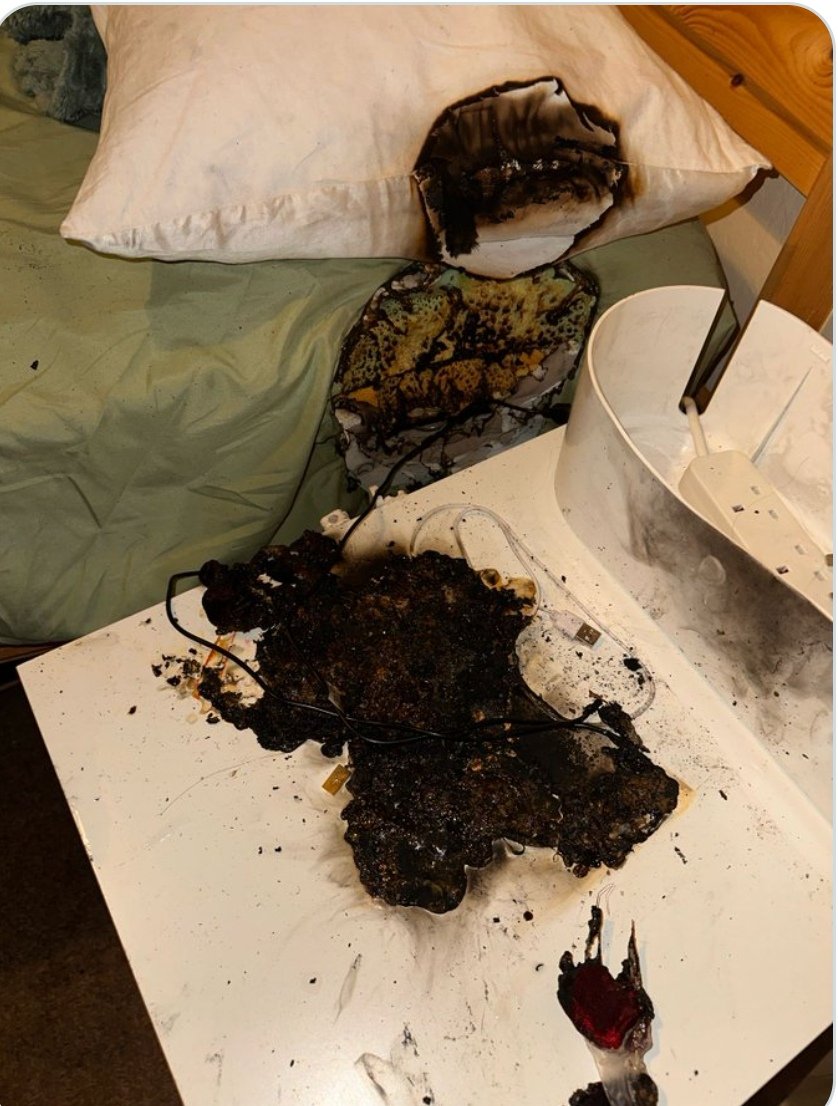NotOurFault100's tweet image. ❌Never leave your phone charging unattended
❌Never overload sockets
✅Always charge on a hard non flammable surface to avoid this happening ⬇️
#fire #latelate #OvalOffice #apartmentdefects #notourfault100