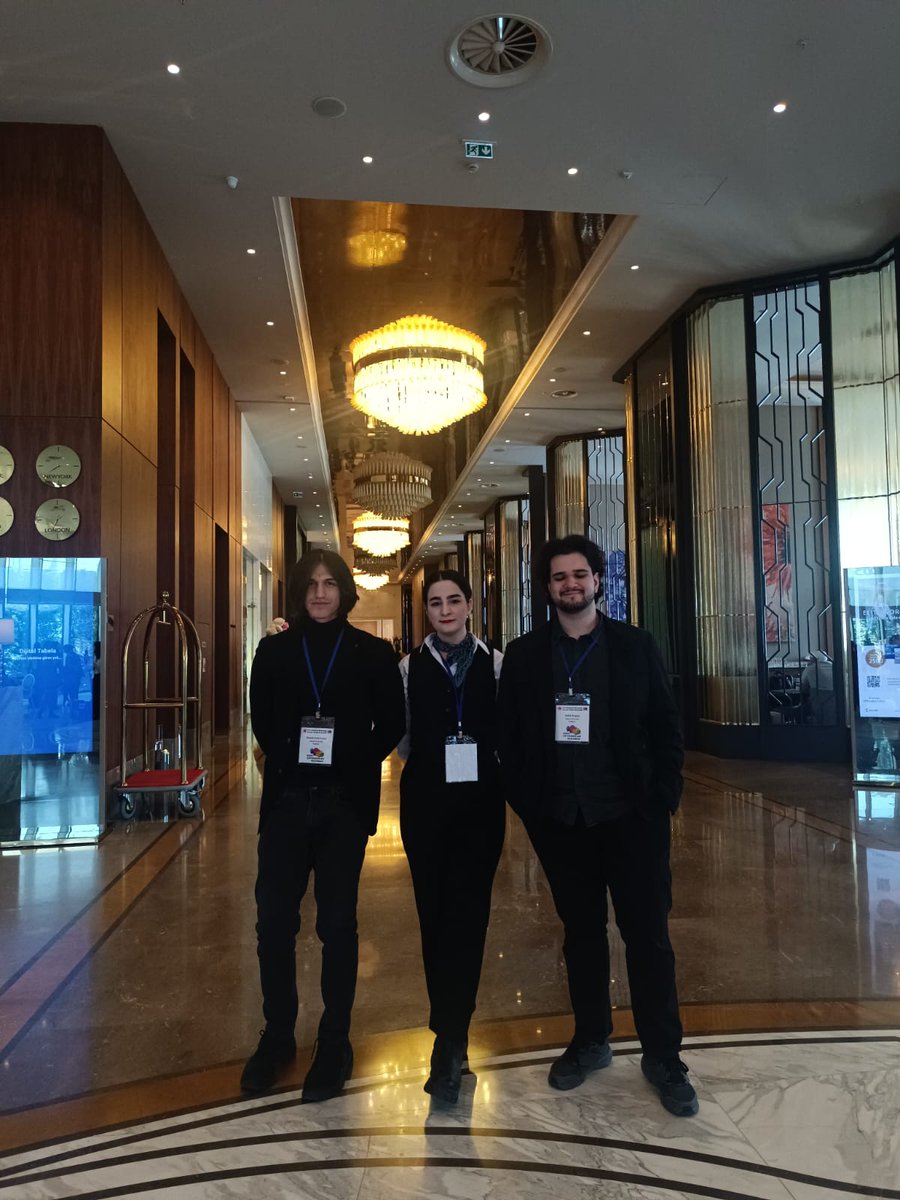 İstanbul'da bugün düzenlenen AB Genç Çevirmenler Yarışmasında Bölümümüzü başarı ile temsil eden öğrencilerimiz Elif Kölge, Şahin Kopan ve Hamdi Eren Yazıcı'ya teşekkür ederiz.
Sizlerle gurur duyuyoruz.🙏💐