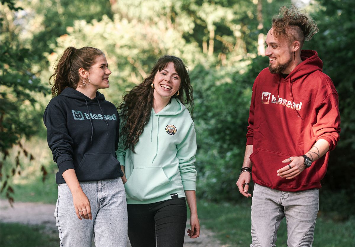 Bist du bereit für dein nächstes Abenteuer? Egal ob Spaziergang, Wintersport oder die ersten Sonnenstrahlen geniessen – mit unseren Thermosflaschen, Pullovern und Sonnenbrillen bist du perfekt ausgestattet. Und das Beste: Jetzt kriegst du 30 % Rabatt! blessed.clothing