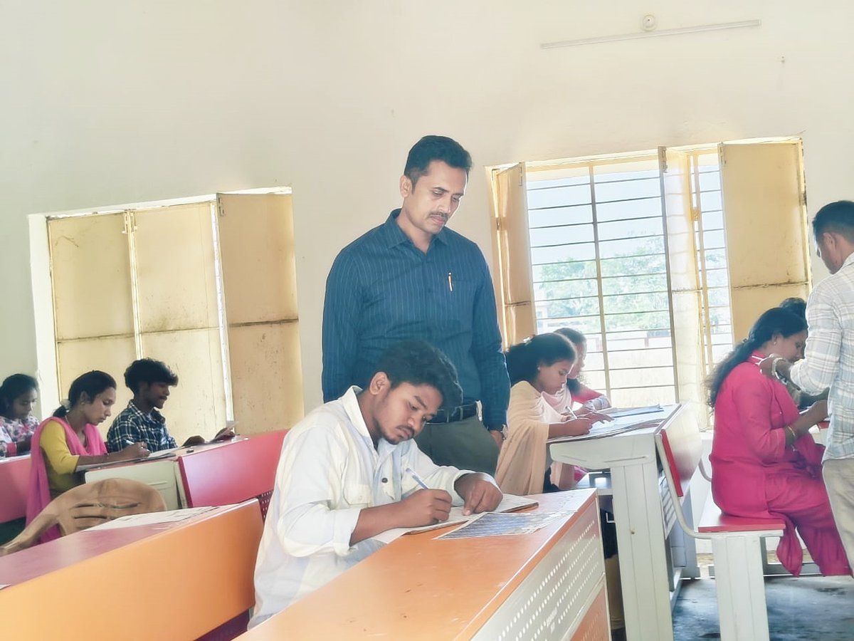 collectormanyam's tweet image. 📝 Surprise Inspection at Kurupam #Intermediate Exam Center! 📚

Collector Shri A. Shyam Prasad conducted a surprise inspection at Kurupam Govt. Junior College during the Intermediate exams. Across the district, 34 centers hosted exams, with 8,749 out of 9,335 students attending