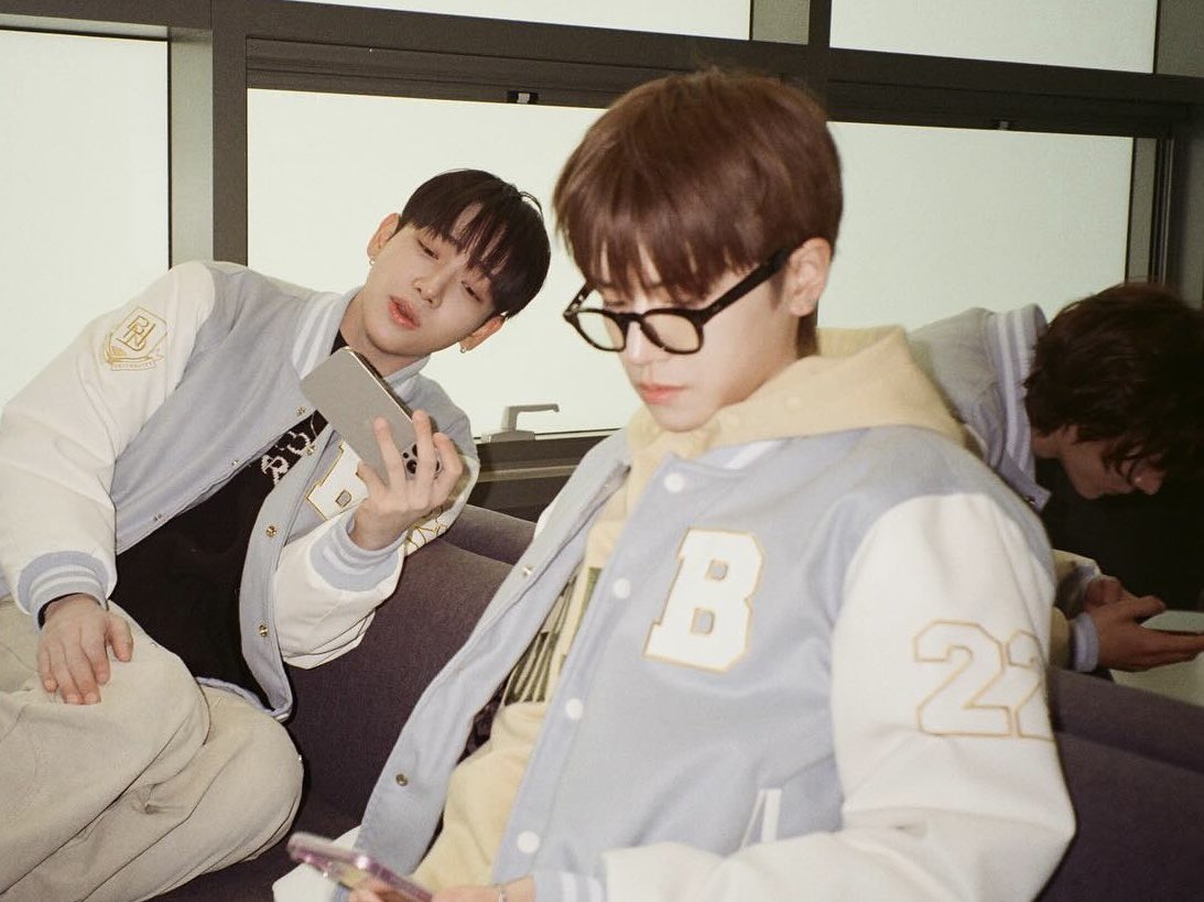 ㅇㅁㅂ즈
22년 엠티                                25년 동방