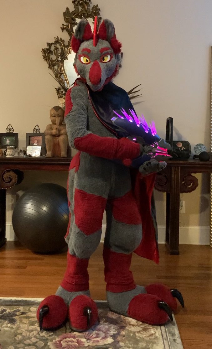 I got myself a needler! Blamite weaponry is awesome.
#FursuitFriday #furry #halo #HaloInfinite