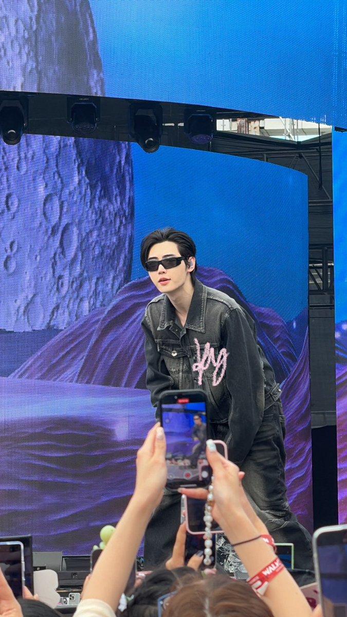 hoonsbbyy's tweet photo. sunghoon for today's soundcheck HE LOOK SO GOOD 😭😭 https://t.co/9QutC5L1B3