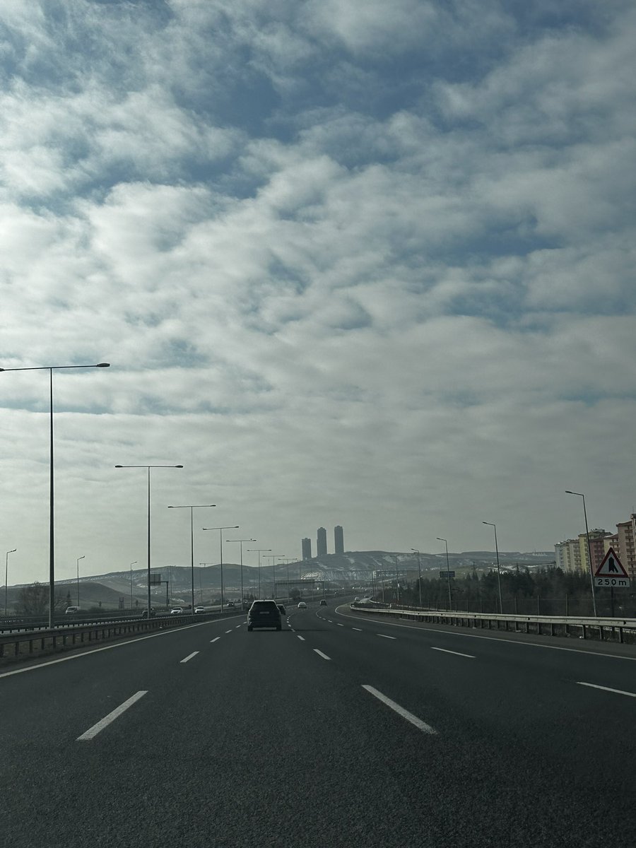 Ankara’nın tamamı boş tarla iken, neden gidip şu saçma tepeye üç gökdelen diktiler acaba? Motivasyonları neydi?