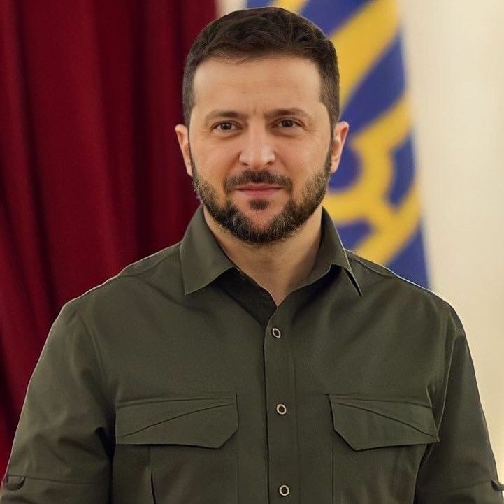 BIG INSULT 🚨 लाइव प्रेस कॉन्फ्रेंस में डोनाल्ड भाऊ ने ज़लेंसकी को फटकार लगाई.

Donald Trump : युद्ध काफी लंबा खींच चुका है. यूक्रेन को रूस से शांति समझौता कर लेना चाहिए. 

Zelensky : राष्ट्रपति जी, अभी और लड़ना है. पुतिन को सबक सिखाना. रूस भरोसे लायक नही है.

Donald Trump 🔥 :