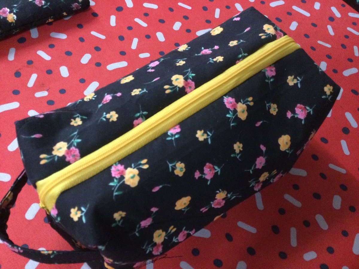 sallyannsews's tweet image. #merrymaid #quiltingclass #packingcube

Carole’s is really neat, and she made a flat make-up bag to go with. 🙂