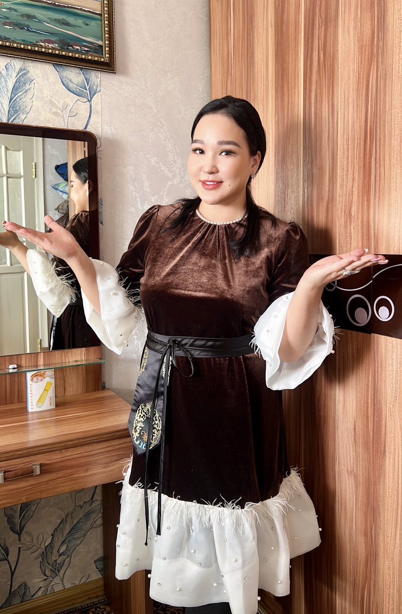 🤣Айлд гялс зураг даруулчихлаа...
ХVII дугаар жарны 🍓"Элдэв эрдэнэт" хэмээх Хөхөгчин Могой жилийн мэнд хайртай та бүхэндээ дэвшүүлье🐍🇲🇳
🌸Эрүүл энх ❤️ элэг бүтэн🦦айл хотлоорой амар амгалан сайхан жил байх болтугай😘🎑Эд хөрөнгө эд эдлэл эрүүл сайхан байхад хүрээлдэг орчлон доо