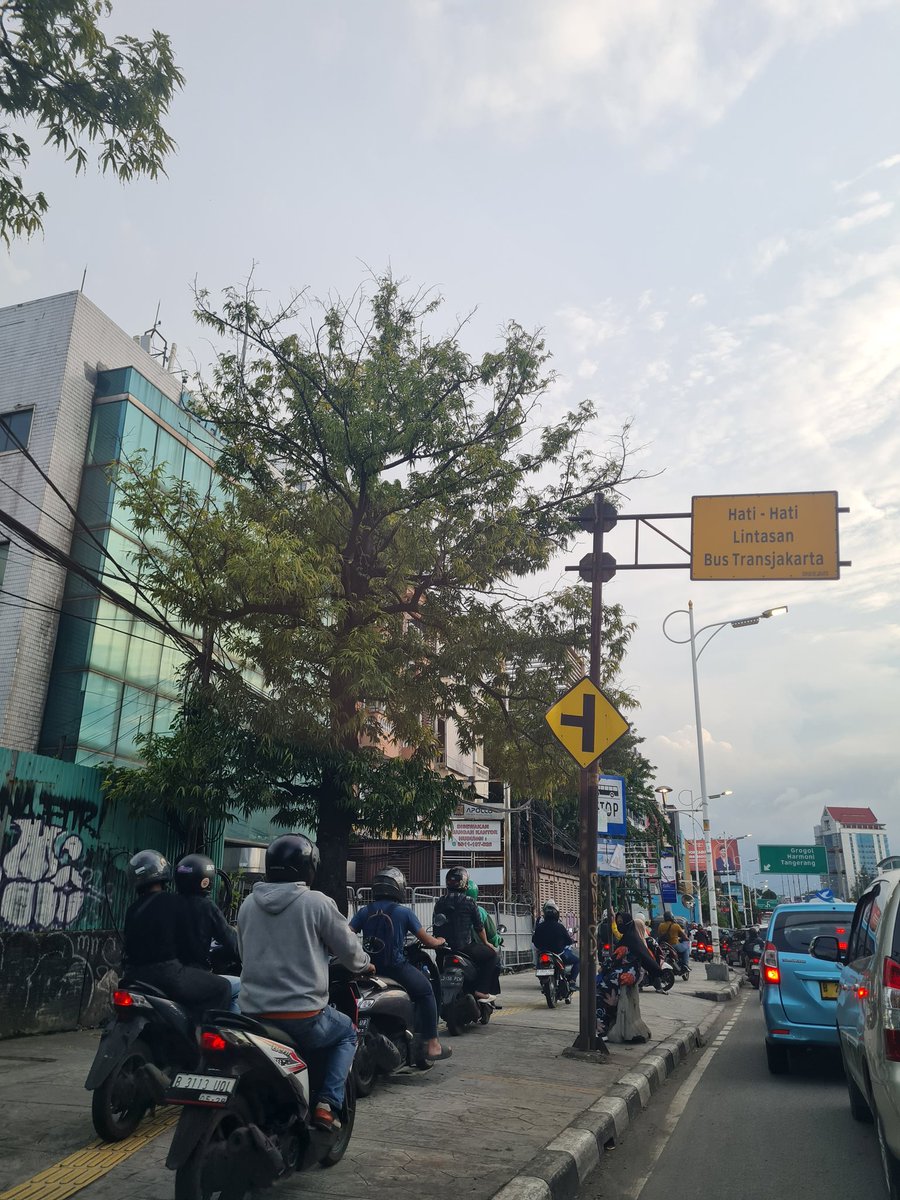 StephandiD_'s tweet photo. +62
Tadi ada yang lagi lari lewat sini, hampir beradu sama yang lagi bawa motor &amp; akhirnya yang lari minggir kaya seakan2 yang salah yang lagi lari 🫠🤔 @DivHumas_Polri @NTMCLantasPolri @Gerindra 
#IndonesiaGelap https://t.co/O0Z0oEev1D