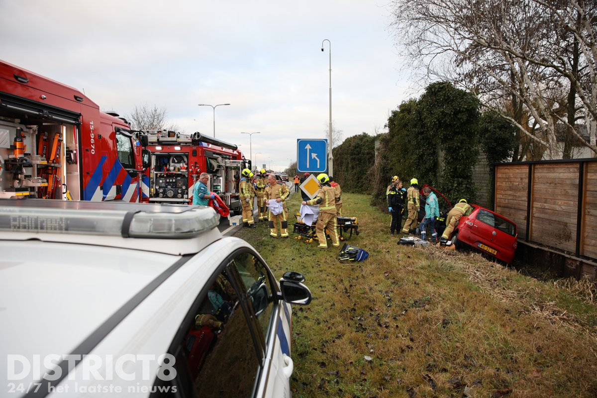 Auto van de weg in de greppel op Burgemeester Van Doornlaan in De Lier
